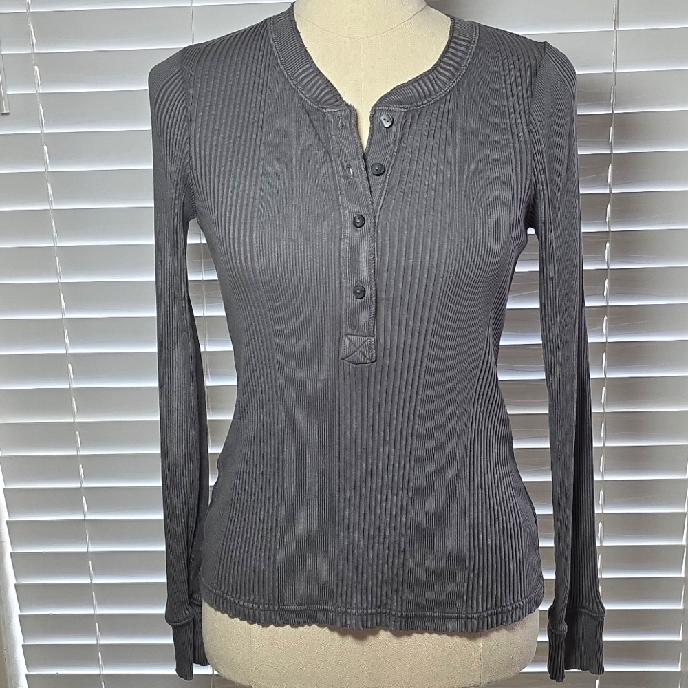 Aerie women’s medium gray button-up long-sleeve shirt NWT
